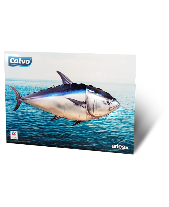 Maqueta Flexi 3D en cartón con diseño de un atún para la marca Calvo Exhibidor publicitario en cartón con imagen realista de un atún Modelo de cartón troquelado representando un atún en el océano