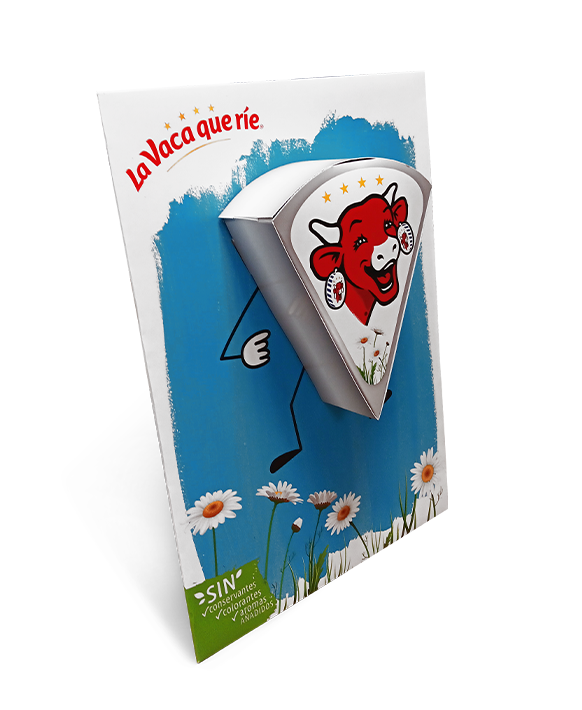 Exhibidor en cartón Flexi 3D con diseño de La Vaca que Ríe Maqueta publicitaria en cartón con logo y queso de La Vaca que Ríe Estructura en cartón con efecto tridimensional para promocionar quesos La Vaca que Ríe