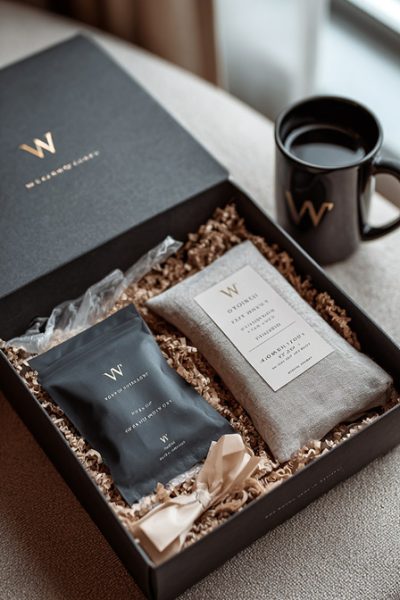 Packaging para ecommerce de estilo premium con productos cuidadosamente colocados y relleno protector